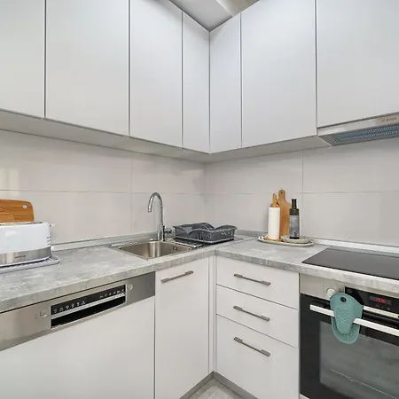 Apartment A1-luxury W Big Balcony 4 Min Walk To